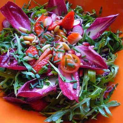 Salade fraîcheur aux fraises et à la grenade