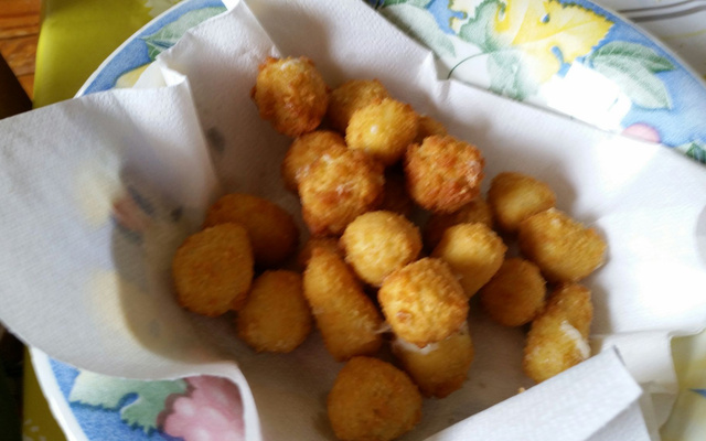 Billes de mozzarella panées