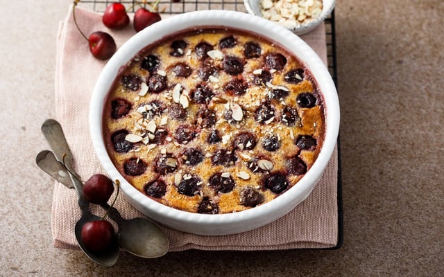 Clafoutis aux cerises noires traditionnel