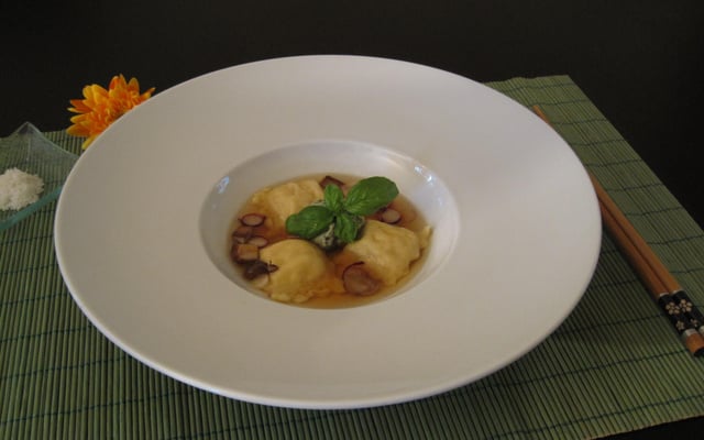 Ravioles de poulet, bouillon et beurre de basilic