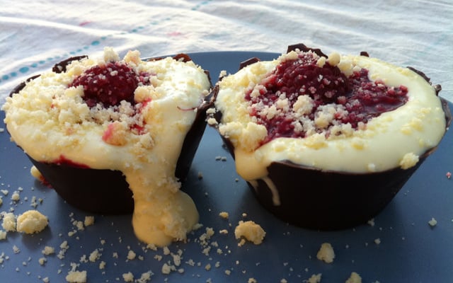 Tiramisu framboise dans sa petite corbeille en chocolat
