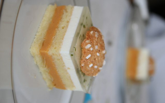 Bavarois abricot amande et miroir basilic