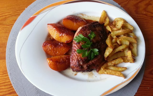 Magrets au miel, aux épices et aux pêches