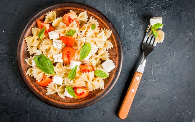 Salade de farfalles aux tomates crues
