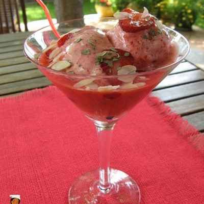 Sorbet fraises et son coulis pêche-fraise parfumé à la menthe et à la verveine