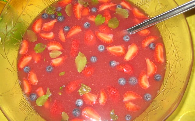 Sangria rose légère aux fraises et aux myrtilles