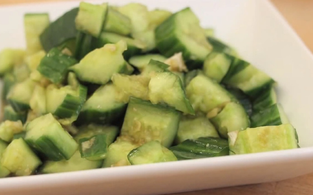 Salade de concombre tapé