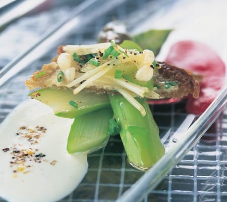 Crostinis d'asperges, condiments de Chèvre frais et de betterave