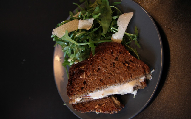 Croque messieurs du soir et sa salade de roquette, copeaux de parmesans par Morgan