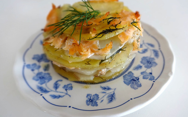 Mille-feuille de pomme de terre au saumon fumé