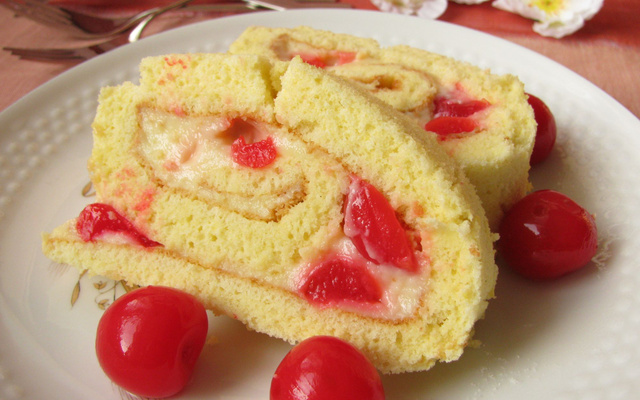 Biscuit roulé à la crème et cerises au sirop