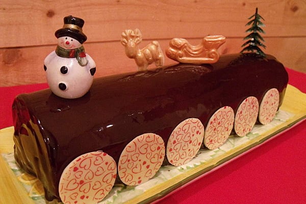 Bûche chocolat / fève tonka & glaçage au chocolat brillant