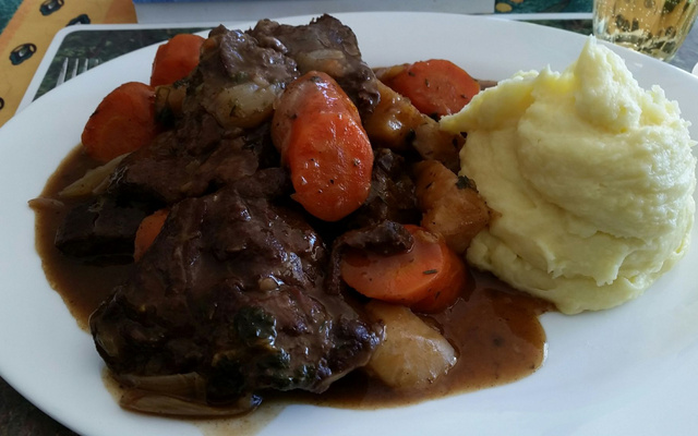 Joue de bœuf braisé au vin et carottes