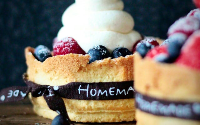 Biscuit roulé, mousse chocolat blanc & framboises