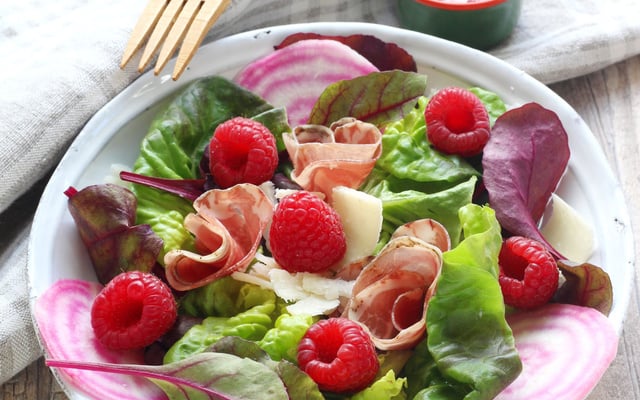 Salade de jeunes pousses, jambon fumé, fromage de brebis et framboises