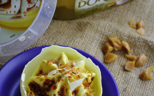 Coque au chocolat blanc à la crème glacée Carte d'Or® façon glacier saveur crème brûlée