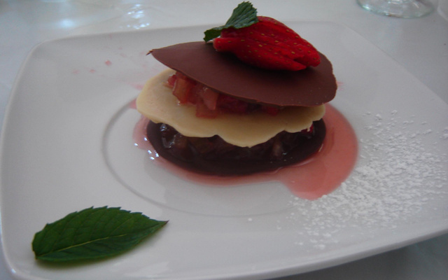 Mille-feuille de trois chocolats au tartare de fenouil et fraises
