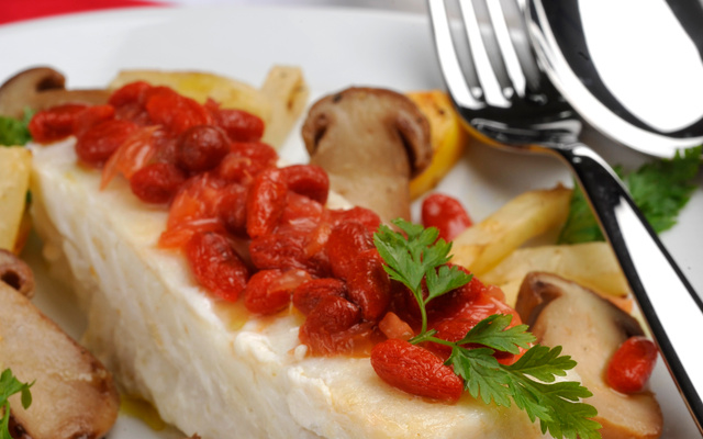 Dos de cabillaud sauvage d'Alaska, vierge de Goji au pomelo garni d'une poêlée de reinette, céleri et cèpes