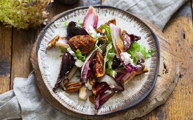 Salade d'endives rouges, betterave, mesclun, figues et noix de pecan