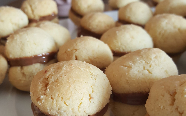 Baisers de dame : sablés aux amandes, noisettes et chocolat
