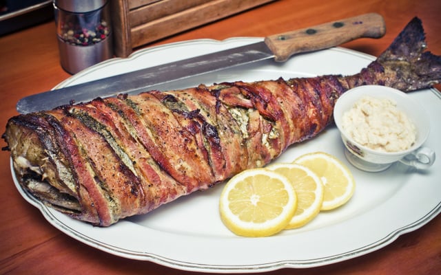 Bar dans son habit de lard grillé