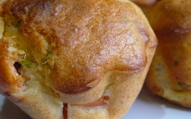Muffins au parmesan et aux tomates fraîches