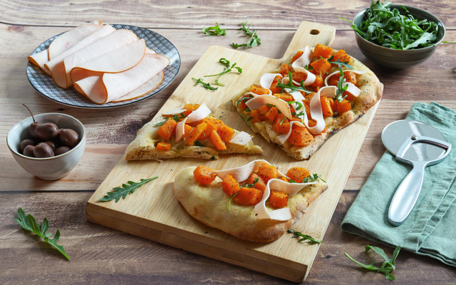 Focaccia garnie aux tranches de blanc de poulet, butternut rôti et roquette