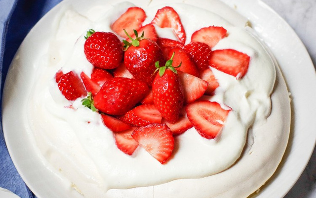 La pavlova : meringue, crème fouettée et fraises