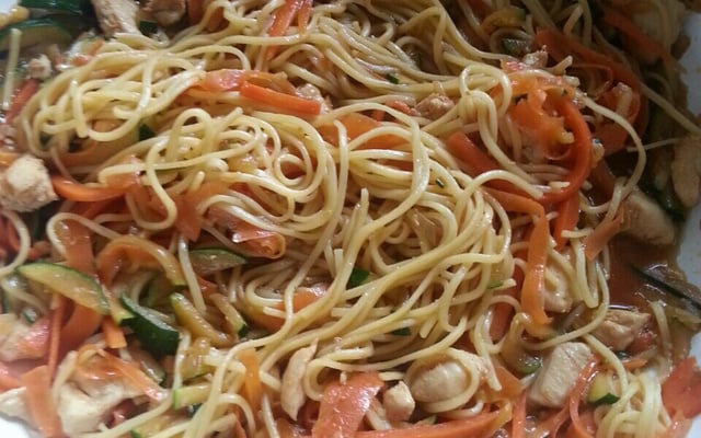 Nouilles sautées à la dinde et légumes