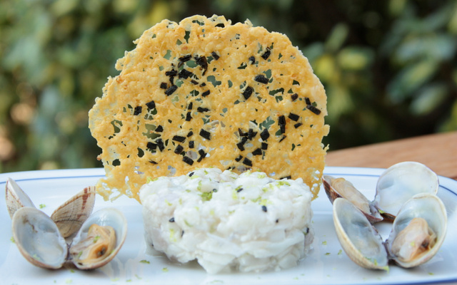 Tartare de daurade, tuile de la mer et palourdes au saké