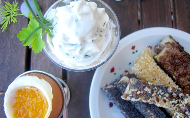 Œuf à la coque, ses fingers de pain de mie Harrys aux graines et sa crème de St Môret® à la ciboulette