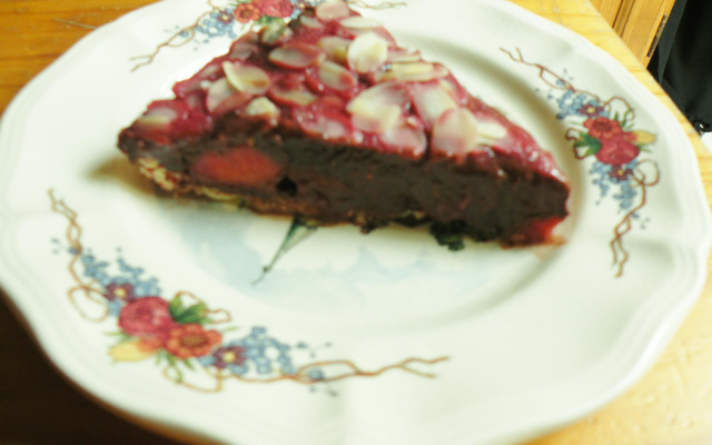 Tarte au chocolat, aux fraises et aux amandes