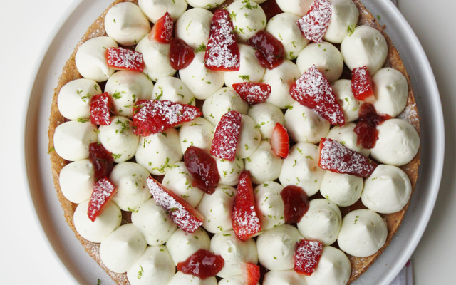 Dessert aux fraises, namelaka citron vert, chantilly mascarpone-pistache sur sablé breton