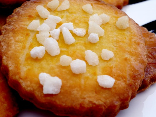 Galettes bretonnes à la fleur d'oranger et aux grains de sucre