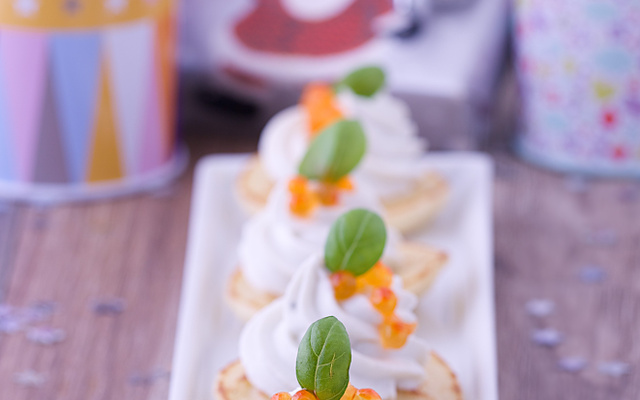 Blinis de Société à tartiner parsemés d'œufs de saumon