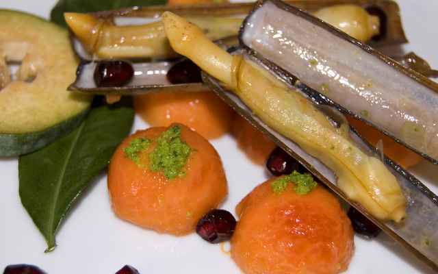 Salade de couteaux de mer et de feijoa, papaye, grenade et combava.
