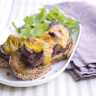 Crostini de rognons de porc gratinés au fromage et à la bière