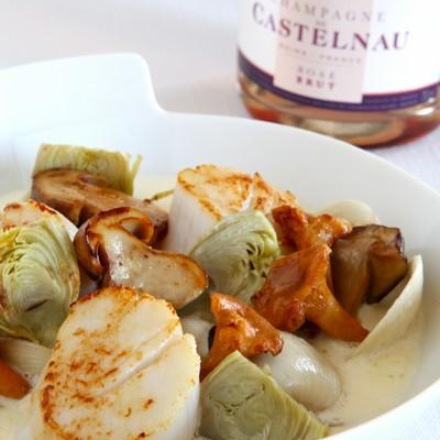 Saint-Jacques rôties, pétales d'artichauts, champignons des bois  et corzetti à la crème de coques