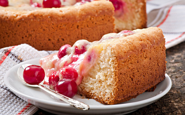 Gâteau à la crème et cerises