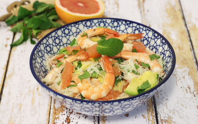 Salade de vermicelles de riz au pomelo, crevettes et avocat