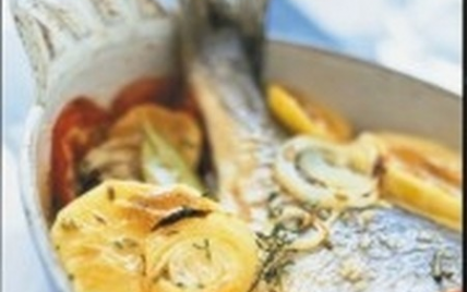 Dorade au four sur lit de pommes de terre