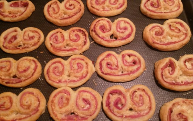 Petits feuilletés roulés à la moutarde, jambon et gruyère