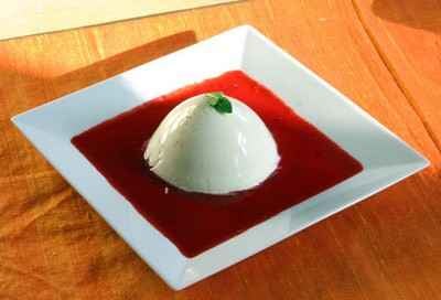 Blanc manger au coulis de framboise