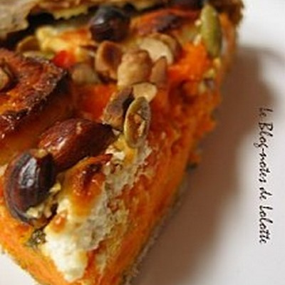 Galette carottes/chèvre à l'estragon, huile d'argan et noisettes
