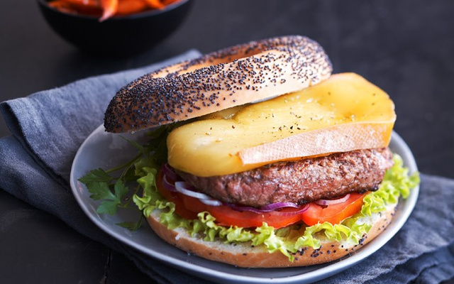 Burger suisse au Raclette du Valais AOC et ses frites de patates douces