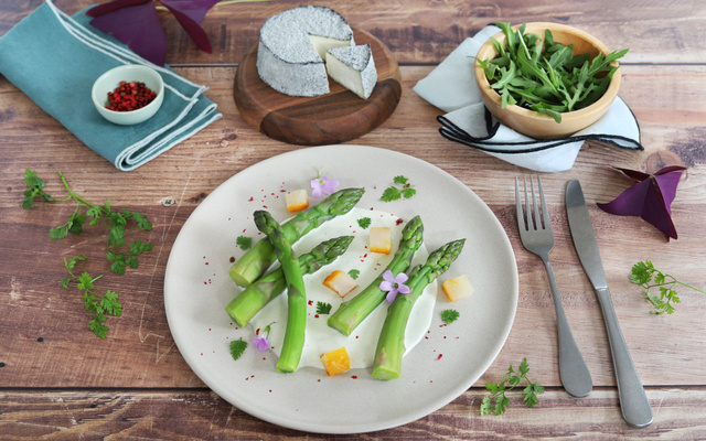 Asperges vertes au crémeux de chèvre & haddock au Selles-sur-Cher AOP