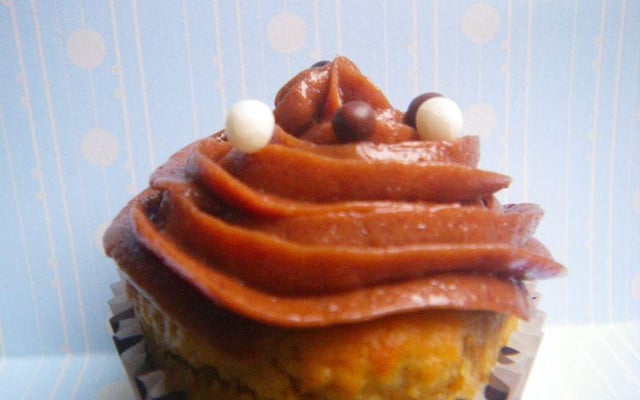 Cupcakes, banane, beurre de cacahuètes et topping au chocolat