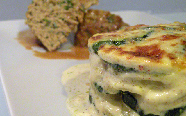Gratin de courgette et pommes de terres au chèvre,pain de viande au gomasio,sauce à la moinette