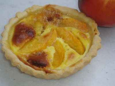 Tartelette aux pêches au pralin et chocolat blanc