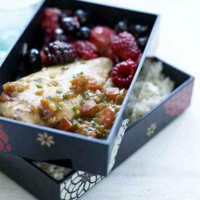 Suprêmes de pintade, sauce aux fruits rouges